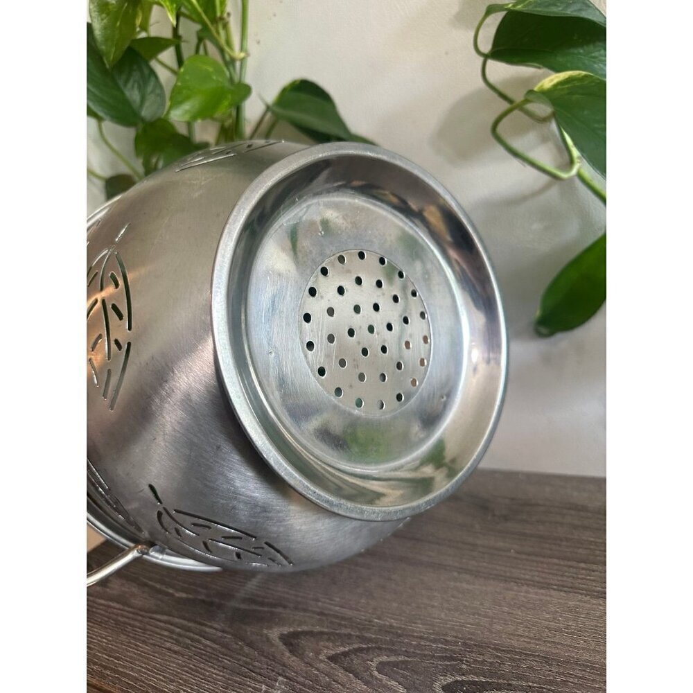 Stainless Steel Leaf-Pattern Colander with Handles - Picture 9 of 10